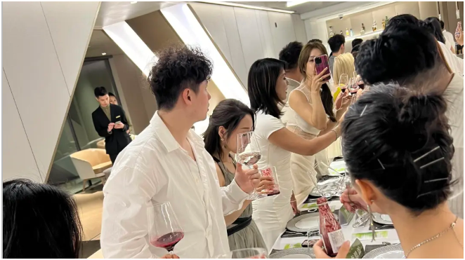 Thường cầm điện thoại theo 3 c&aacute;ch n&agrave;y l&agrave; biểu hiện của EQ thấp, tuyệt đối tr&aacute;nh khi đi Tất ni&ecirc;n c&ocirc;ng ty- Ảnh 3.