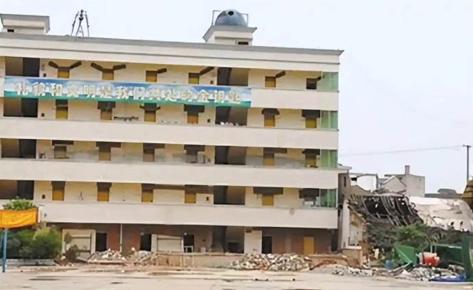 Thầy hiệu trưởng vừa nhậm chức đ&atilde; đưa ra quyết định g&acirc;y tranh c&atilde;i, 13 năm sau tất cả mọi người đều phải thừa nhận v&agrave; nể phục- Ảnh 1.