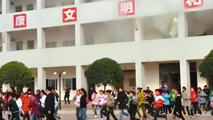 Thầy hiệu trưởng vừa nhậm chức đ&atilde; đưa ra quyết định g&acirc;y tranh c&atilde;i, 13 năm sau tất cả mọi người đều phải thừa nhận v&agrave; nể phục- Ảnh 4.