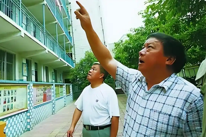 Thầy hiệu trưởng vừa nhậm chức đ&atilde; đưa ra quyết định g&acirc;y tranh c&atilde;i, 13 năm sau tất cả mọi người đều phải thừa nhận v&agrave; nể phục- Ảnh 3.