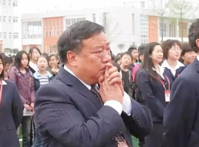 Thầy hiệu trưởng vừa nhậm chức đ&atilde; đưa ra quyết định g&acirc;y tranh c&atilde;i, 13 năm sau tất cả mọi người đều phải thừa nhận v&agrave; nể phục- Ảnh 2.