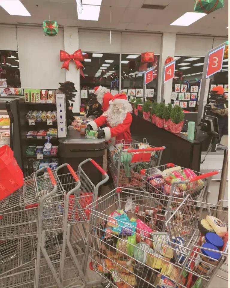 &ldquo;&Ocirc;ng gi&agrave; Noel&rdquo; cướp si&ecirc;u thị giữa đ&ecirc;m- Ảnh 1.