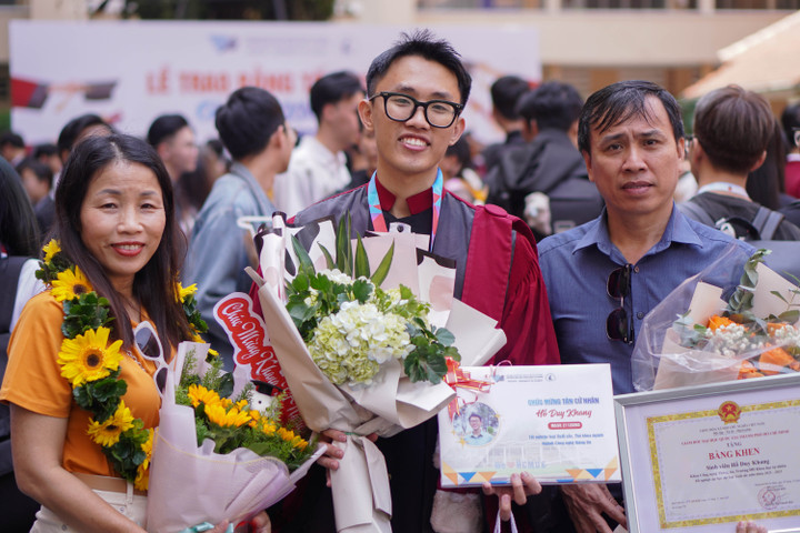 Khoảnh khắc được xướng tên thủ khoa Công nghệ thông tin trong lễ tốt nghiệp- Ảnh 1.