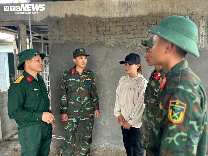 Gặp người l&iacute;nh bế em b&eacute; tr&ecirc;n m&aacute;i nh&agrave; giữa lũ dữ ở Đắk Lắk- Ảnh 2.