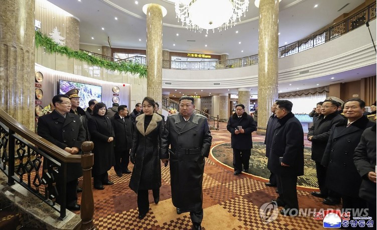 &Ocirc;ng Kim Jong Un c&ugrave;ng con g&aacute;i dự khai trương loạt kh&aacute;ch sạn trước sự kiện quan trọng- Ảnh 1.