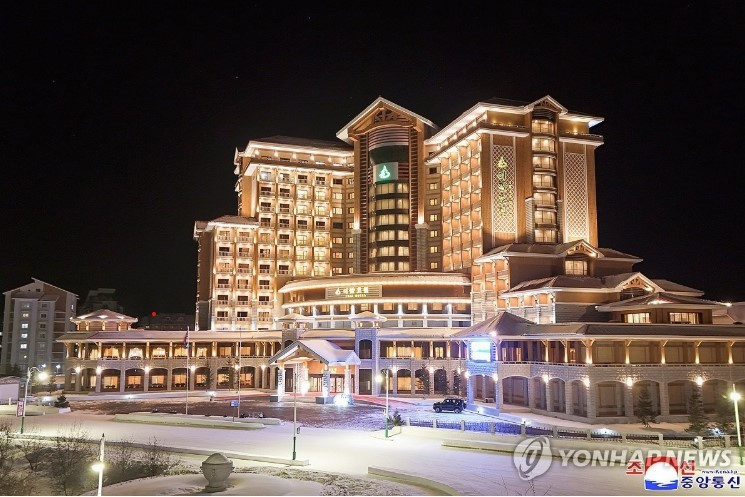 &Ocirc;ng Kim Jong Un c&ugrave;ng con g&aacute;i dự khai trương loạt kh&aacute;ch sạn trước sự kiện quan trọng- Ảnh 2.