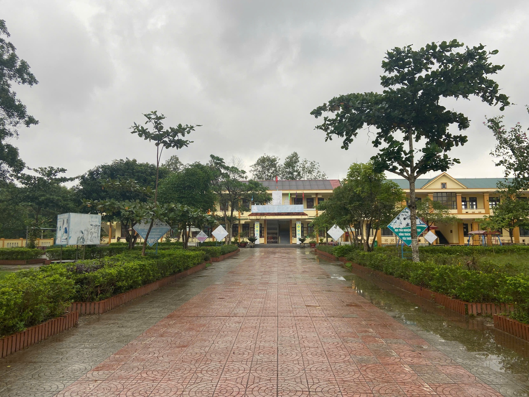 Ph&oacute; Hiệu trưởng Đỗ Thị Hồng Huế bị c&aacute;ch chức, địa phương đề xuất duy tr&igrave; bếp ăn b&aacute;n tr&uacute;- Ảnh 1.