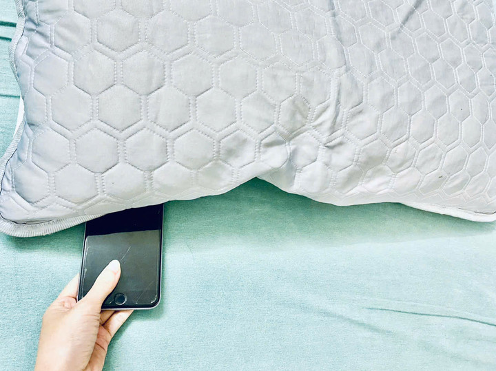 Đi ngủ đừng để vật n&agrave;y ở đầu giường, ảnh hưởng xấu đến giấc ngủ v&agrave; sức khỏe- Ảnh 1.