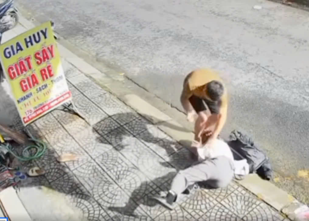 Một phụ nữ bị h&agrave;nh hung ng&atilde; gục giữa đường phố Đ&agrave; Nẵng- Ảnh 1.