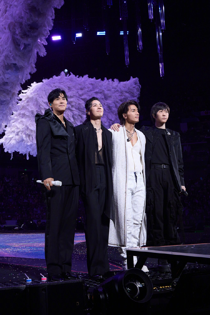 Nam ca sĩ A.T ng&atilde; đập g&aacute;y xuống s&acirc;n khấu, fan quy&ecirc;n g&oacute;p lu&ocirc;n 1,7 tỷ đồng trong 3 giờ- Ảnh 2.