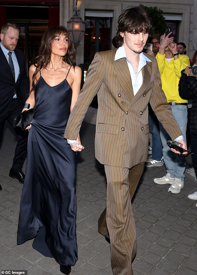 Người hưởng lợi &ldquo;đậm&rdquo; nhất giữa drama nh&agrave; Beckham: Kh&ocirc;ng phải Victoria hay tiểu thư nh&agrave; tỷ ph&uacute;, m&agrave; l&agrave; c&ocirc; g&aacute;i n&agrave;y!- Ảnh 5.