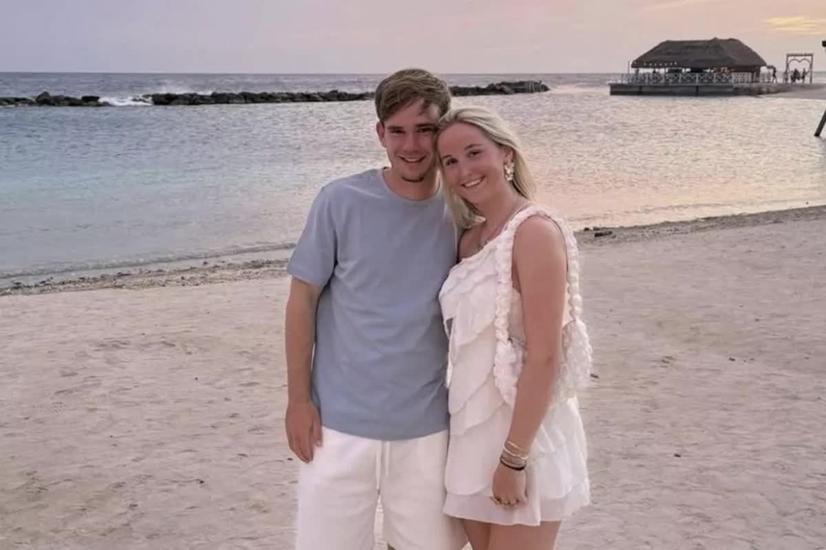 Cầu thủ b&oacute;ng đ&aacute; đau đớn chết lặng khi bạn g&aacute;i xinh đẹp bị nữ qu&aacute;i xế t&ocirc;ng tử vong rồi bỏ trốn- Ảnh 1.