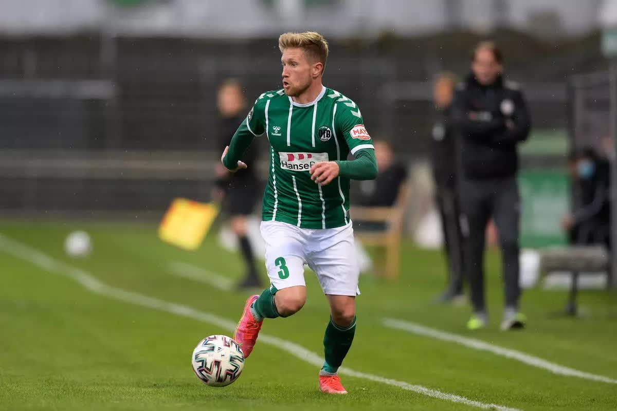 Sốc: Cầu thủ b&oacute;ng đ&aacute; ng&atilde; từ c&aacute;p treo cao 70m xuống đất, tử vong ngay trước mặt vợ- Ảnh 3.