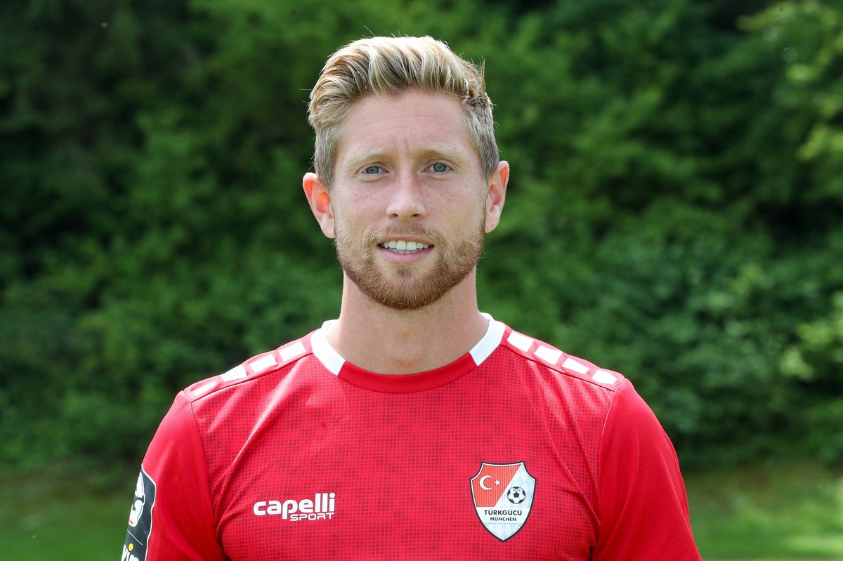 Sốc: Cầu thủ b&oacute;ng đ&aacute; ng&atilde; từ c&aacute;p treo cao 70m xuống đất, tử vong ngay trước mặt vợ- Ảnh 1.