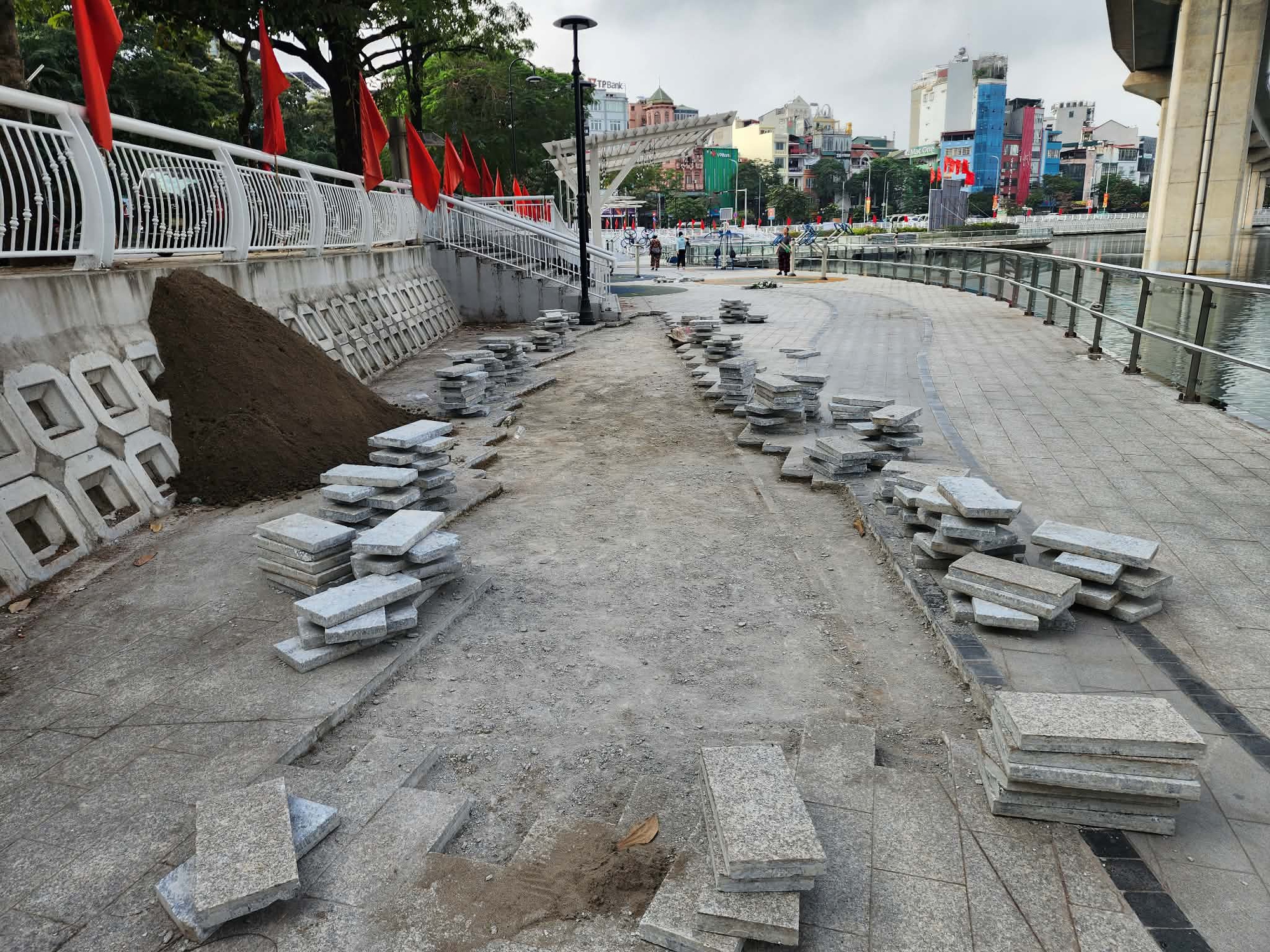 V&igrave; sao vừa cải tạo với số tiền trăm tỉ đồng, đường đi bộ ven hồ đ&atilde; bị đục nham nhở?- Ảnh 3.
