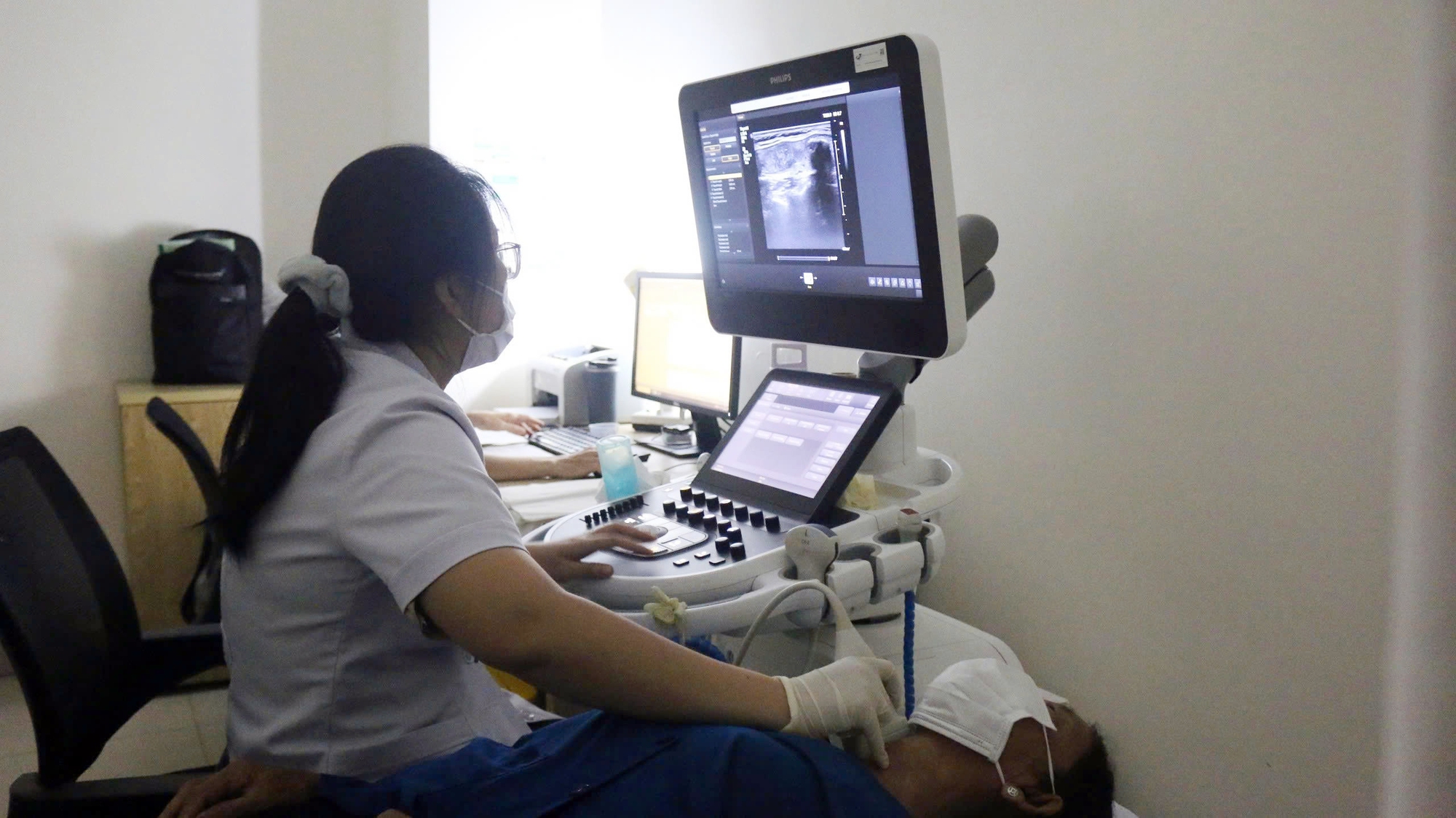 Mắc ung thư tuyến gi&aacute;p: Đừng qu&aacute; lo lắng!- Ảnh 1.