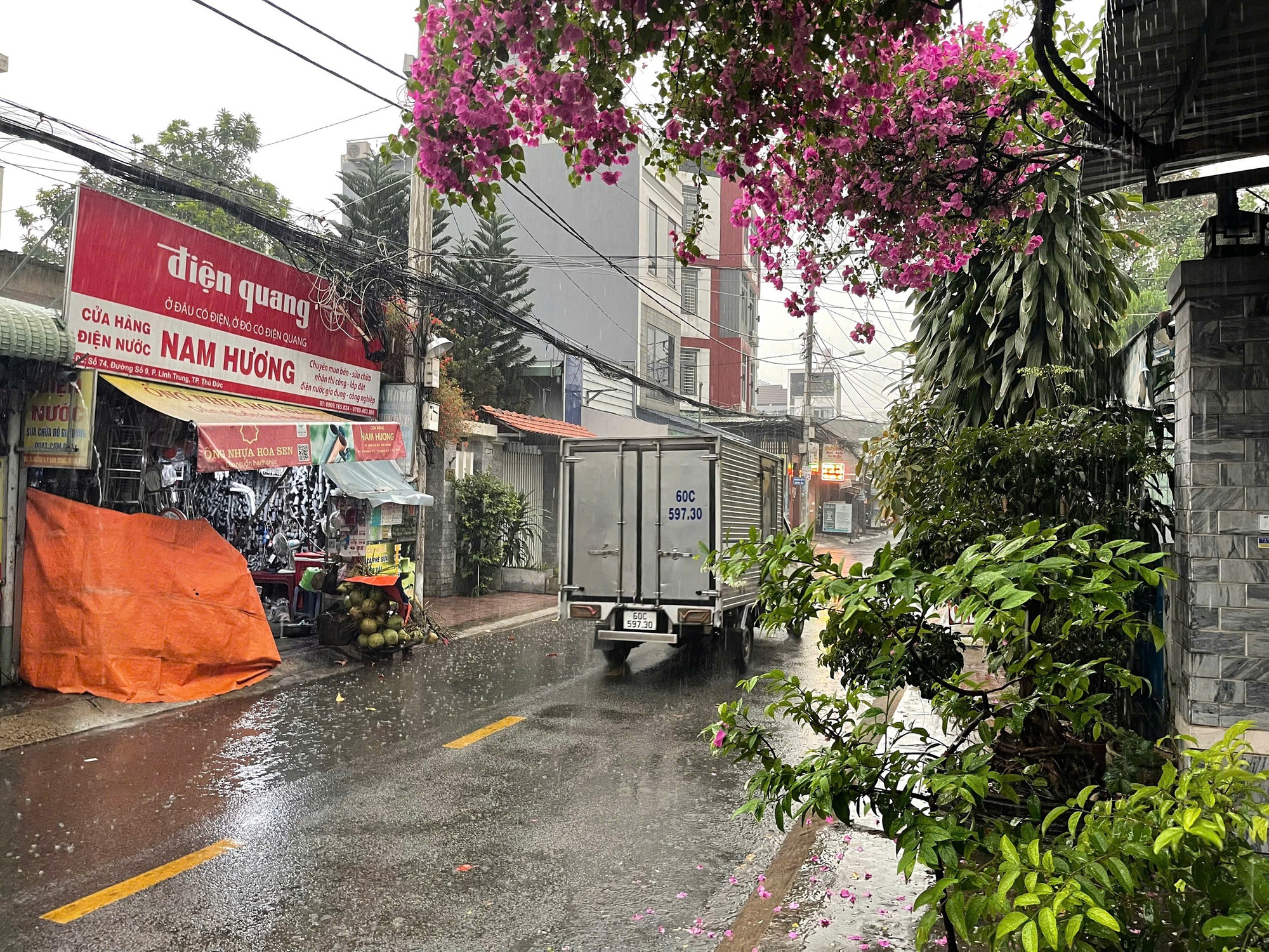 Chiều nay, mưa tr&aacute;i m&ugrave;a tr&uacute;t xuống TPHCM, nguy&ecirc;n nh&acirc;n do đ&acirc;u?- Ảnh 3.