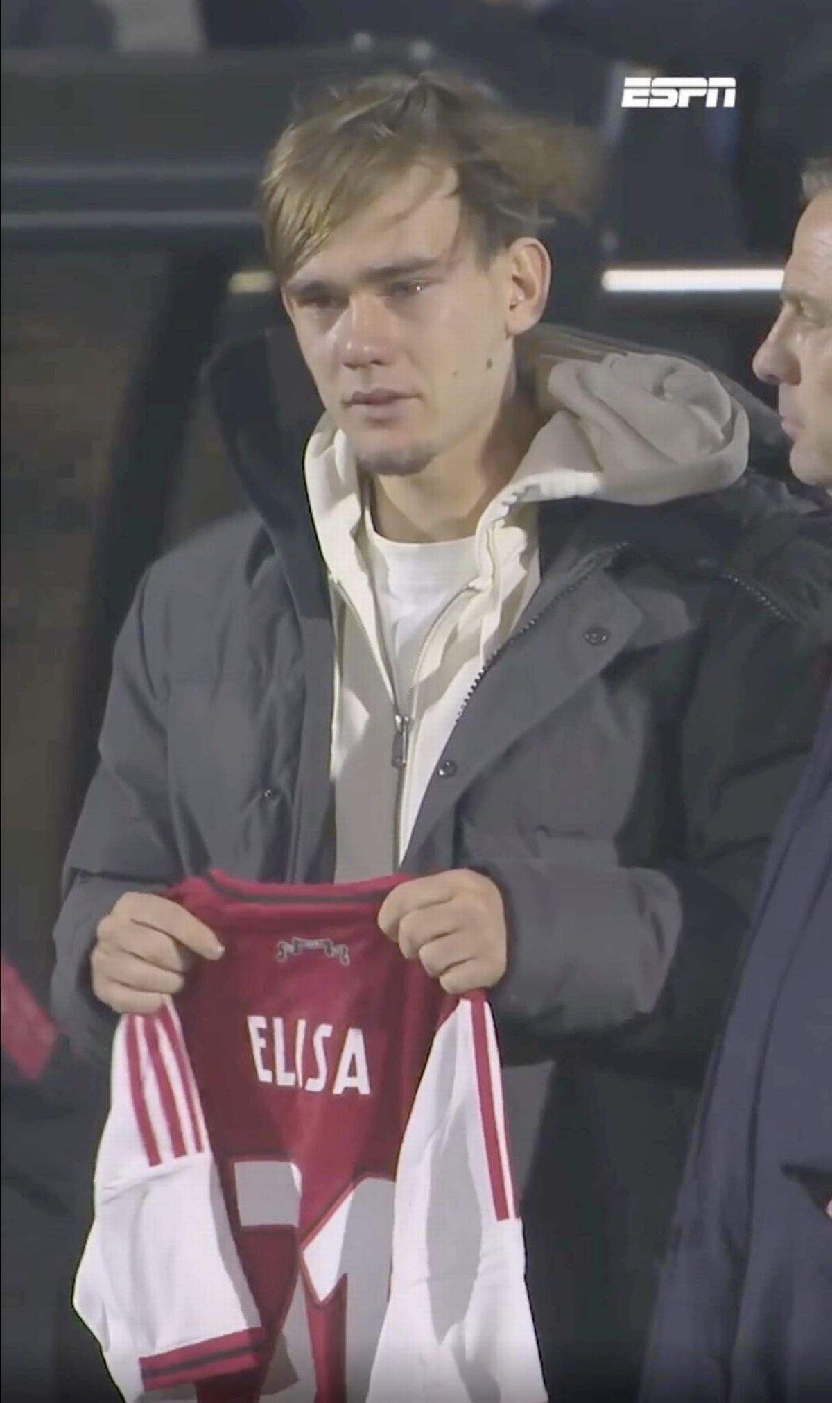 Cầu thủ b&oacute;ng đ&aacute; đau đớn chết lặng khi bạn g&aacute;i xinh đẹp bị nữ qu&aacute;i xế t&ocirc;ng tử vong rồi bỏ trốn- Ảnh 2.