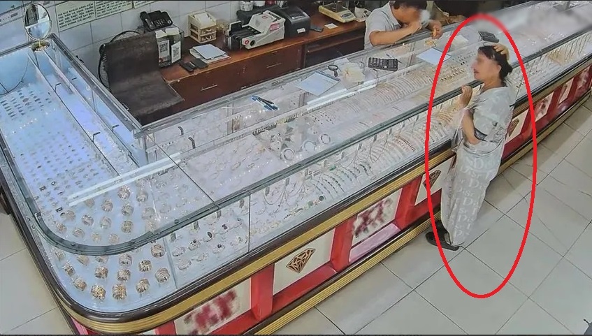 Mở k&eacute;t lấy 2 c&acirc;y v&agrave;ng đem b&aacute;n th&igrave; ph&aacute;t hiện bị mất: Chuyện 1 năm trước khiến vợ "lạnh sống lưng"- Ảnh 1.