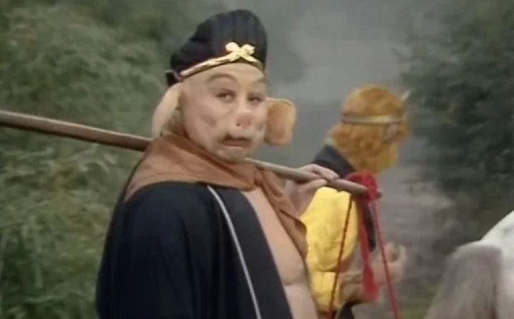 L&uacute;c n&agrave;o cũng thấy Sa Tăng khệ nệ g&aacute;nh h&agrave;nh l&yacute;, vậy trong đ&oacute; c&oacute; g&igrave;?- Ảnh 4.