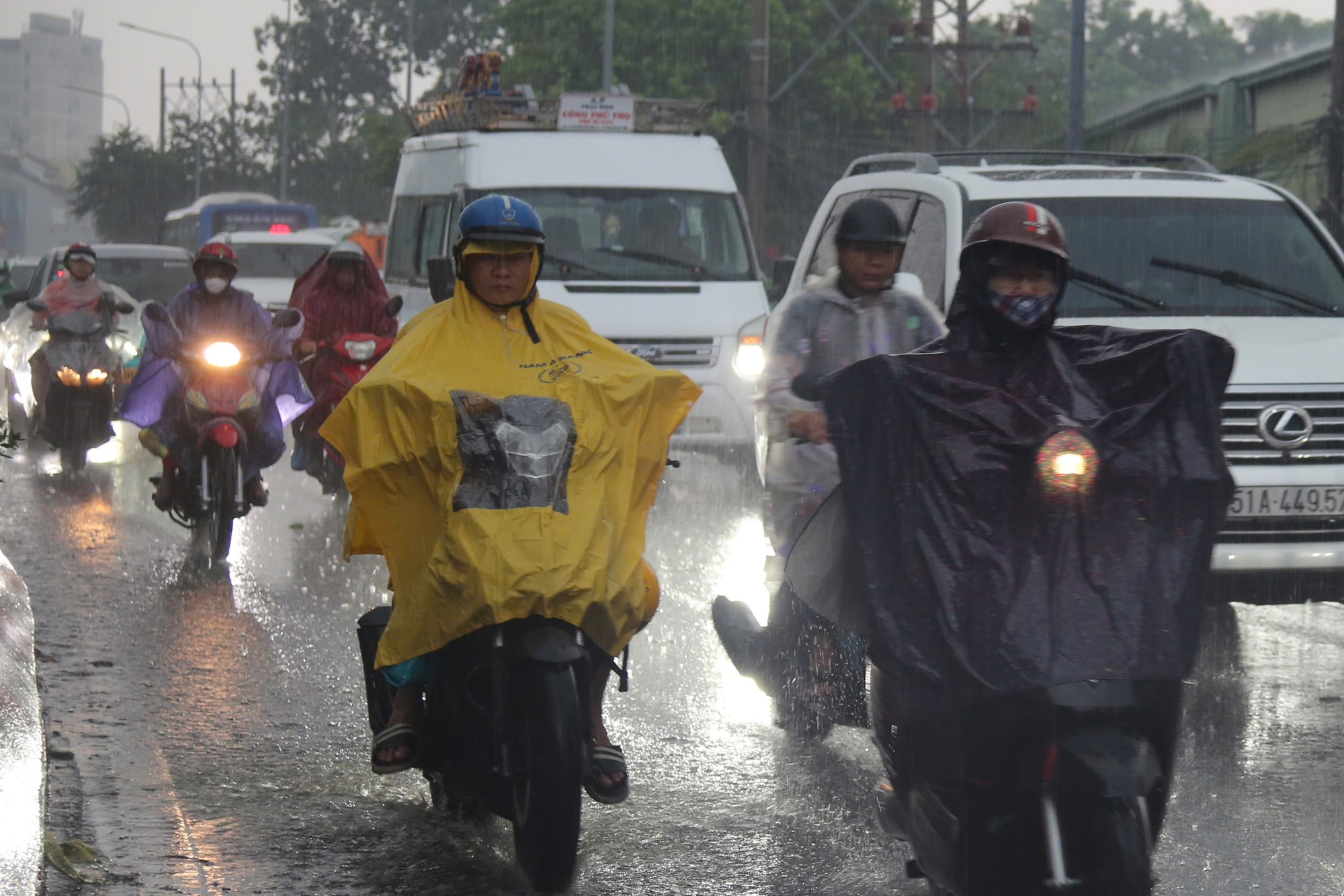 Chiều nay, mưa tr&aacute;i m&ugrave;a tr&uacute;t xuống TPHCM, nguy&ecirc;n nh&acirc;n do đ&acirc;u?- Ảnh 1.