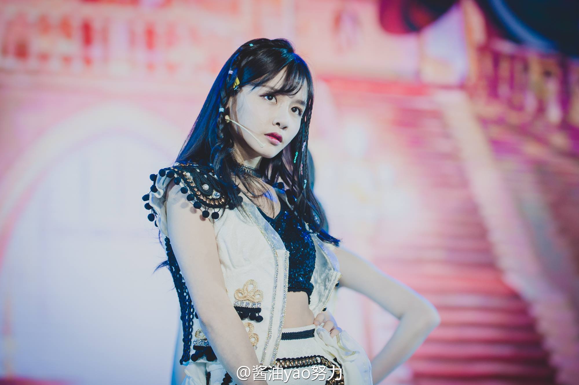 Sự hết thời của 1 ng&ocirc;i sao: Mỹ nh&acirc;n s&aacute;ng gi&aacute; bị &eacute;p đi tiếp rượu, chịu bất c&ocirc;ng đến mức rời l&agrave;ng giải tr&iacute;- Ảnh 2.