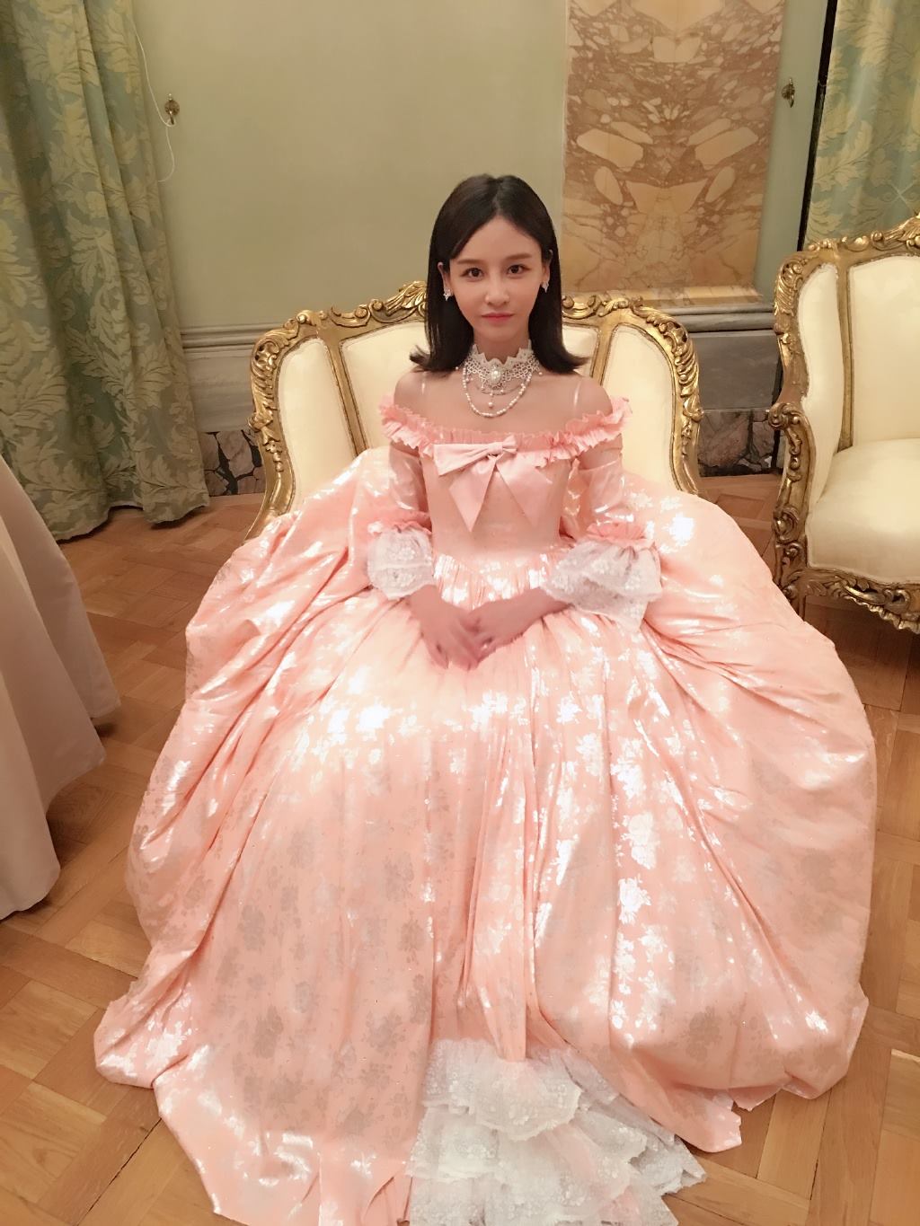 Sự hết thời của 1 ng&ocirc;i sao: Mỹ nh&acirc;n s&aacute;ng gi&aacute; bị &eacute;p đi tiếp rượu, chịu bất c&ocirc;ng đến mức rời l&agrave;ng giải tr&iacute;- Ảnh 4.