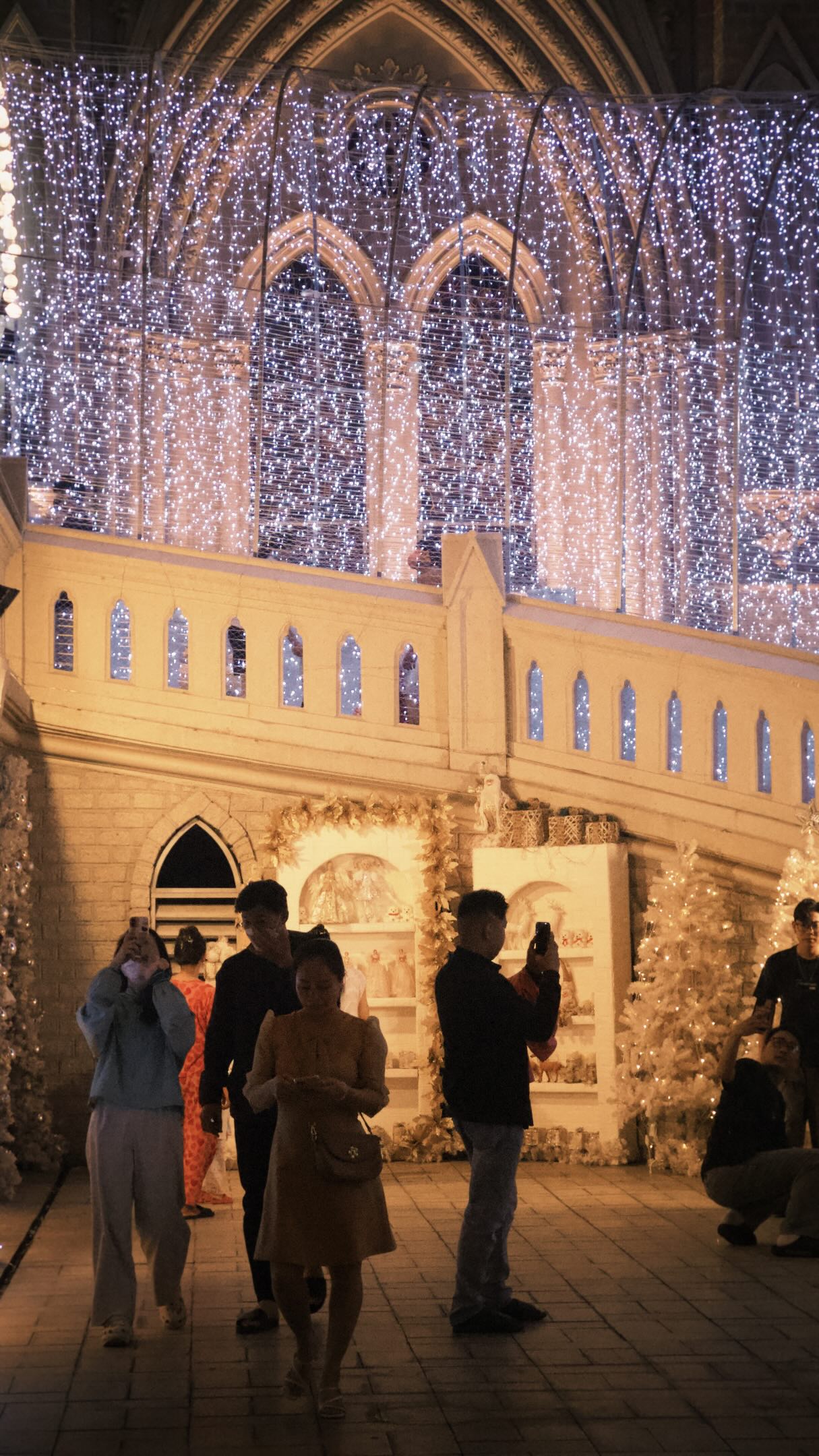 Đ&ecirc;m 24/12: H&agrave;ng M&atilde; qu&aacute; kh&aacute;c lạ, du kh&aacute;ch chen ch&uacute;c nhau chụp ảnh ở Nh&agrave; thờ Đức B&agrave;- Ảnh 6.