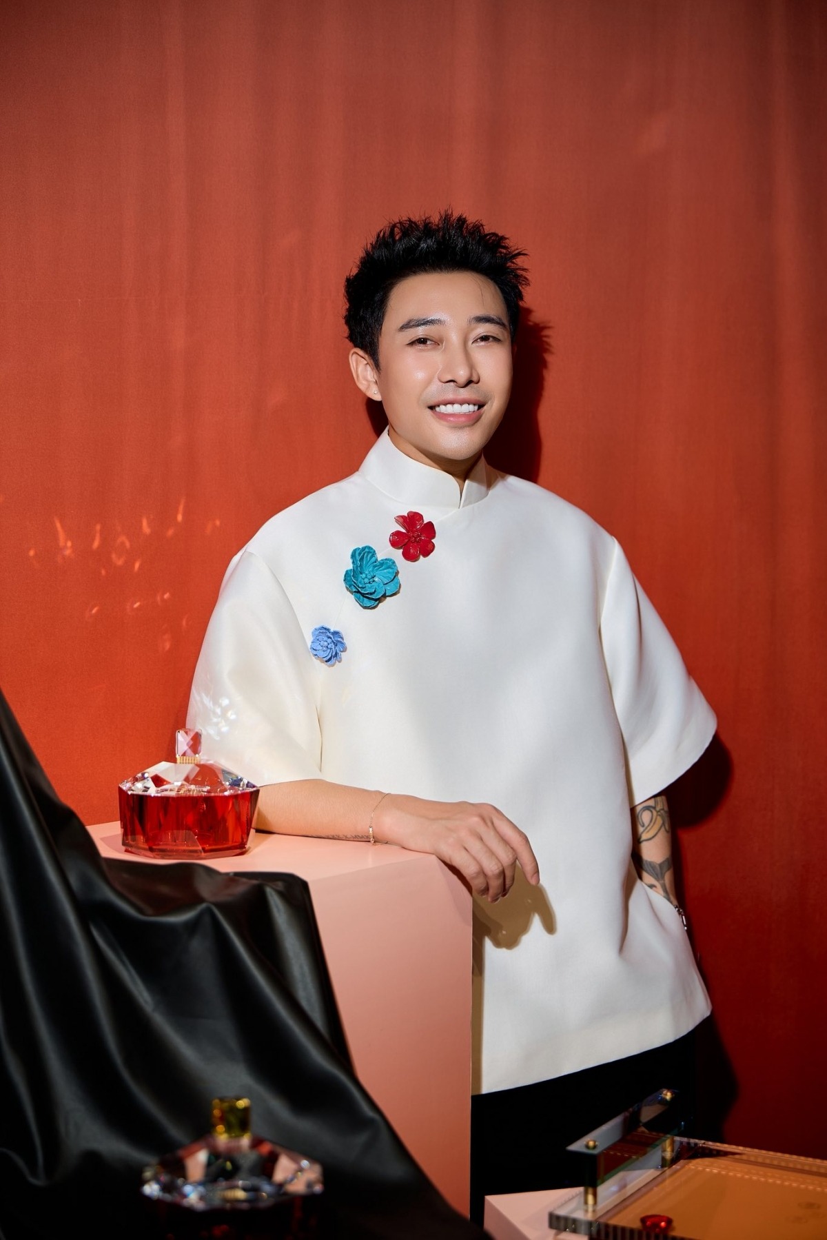 Sao Việt đ&oacute;n Gi&aacute;ng sinh: Decor kh&ocirc;ng gian như cổ t&iacute;ch, ri&ecirc;ng nh&agrave; Jun Phạm qu&aacute; chữa l&agrave;nh- Ảnh 21.