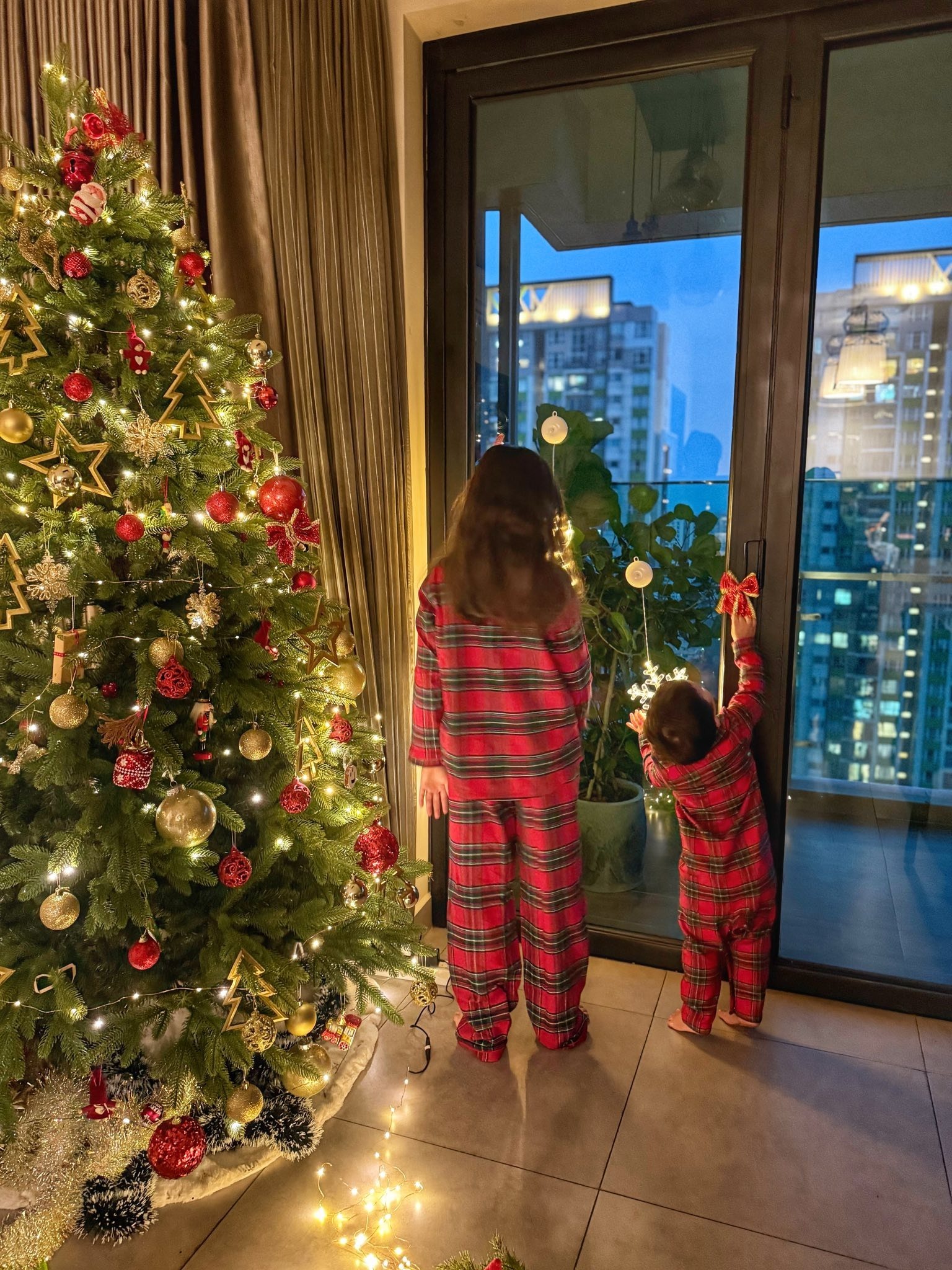 Sao Việt đ&oacute;n Gi&aacute;ng sinh: Decor kh&ocirc;ng gian như cổ t&iacute;ch, ri&ecirc;ng nh&agrave; Jun Phạm qu&aacute; chữa l&agrave;nh- Ảnh 18.