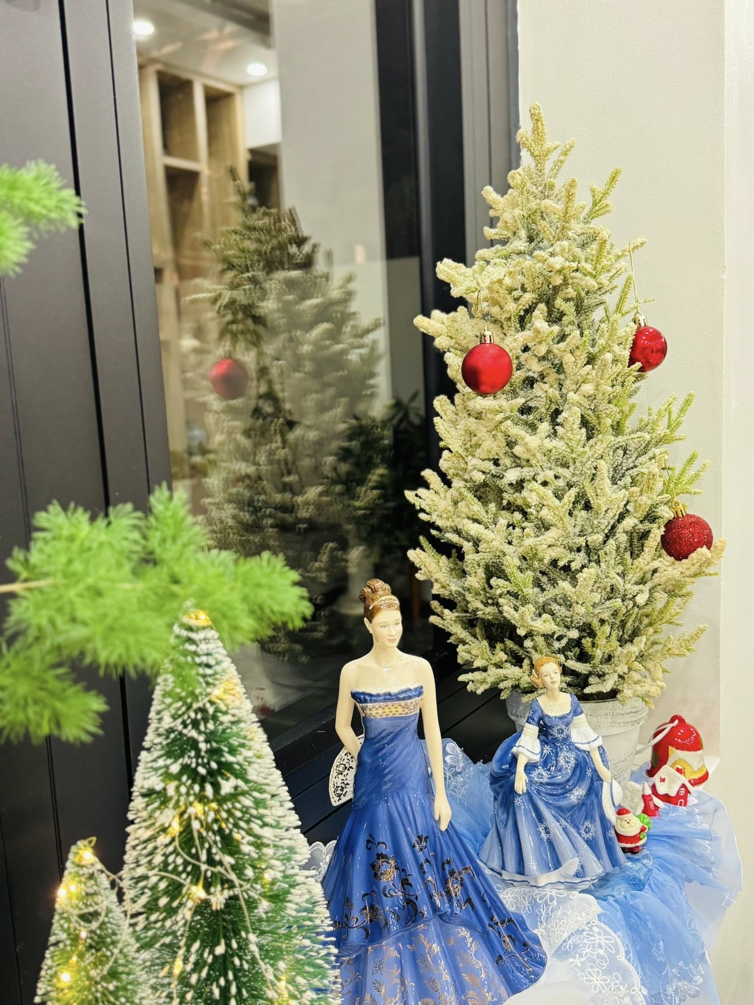 Tiệc Gi&aacute;ng sinh tone m&agrave;u lạ mắt mẹ Quảng Ninh thiết kế ri&ecirc;ng, 2 em b&eacute; xu&yacute;t xoa th&iacute;ch th&uacute;- Ảnh 8.