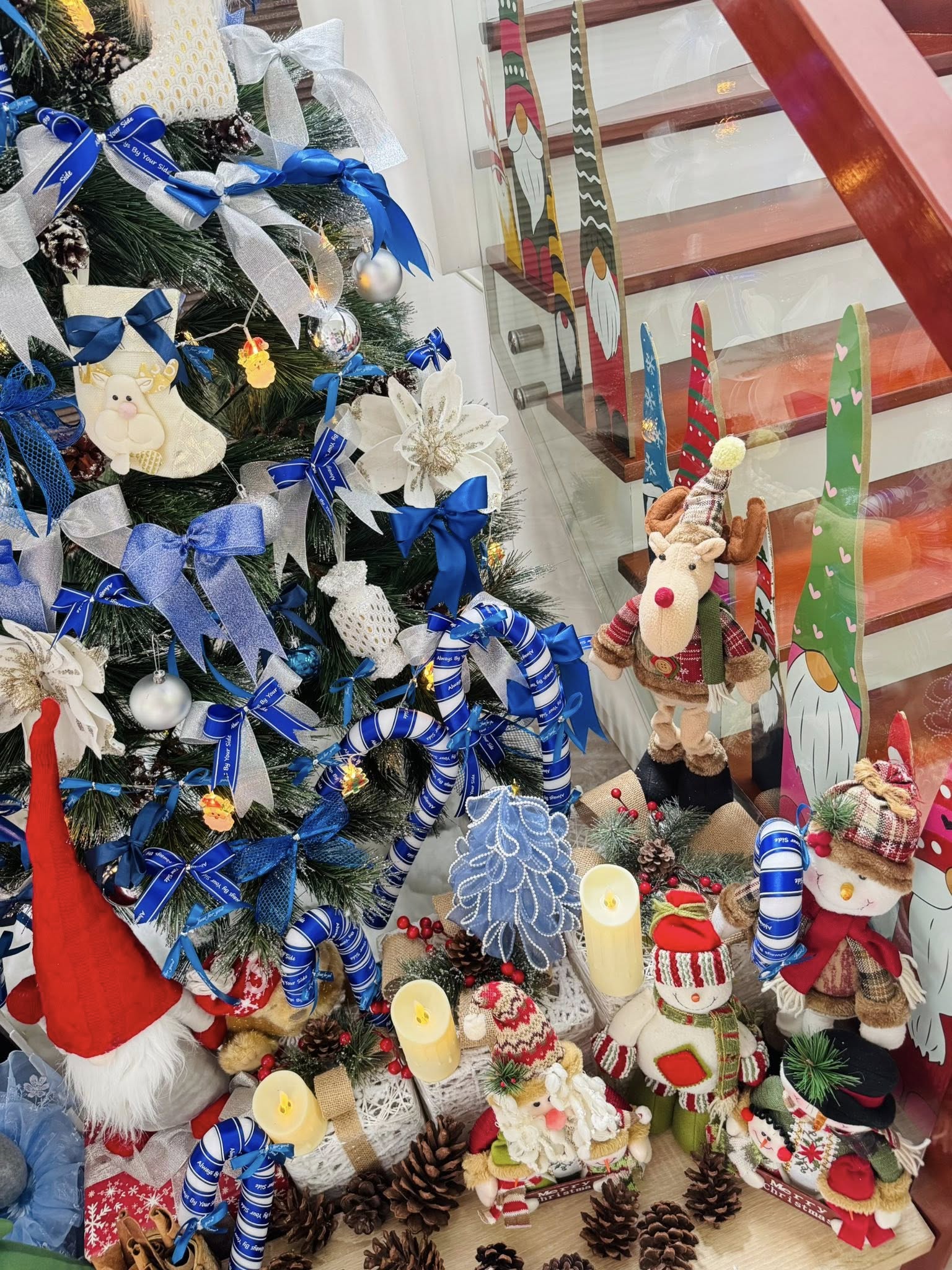 Tiệc Gi&aacute;ng sinh tone m&agrave;u lạ mắt mẹ Quảng Ninh thiết kế ri&ecirc;ng, 2 em b&eacute; xu&yacute;t xoa th&iacute;ch th&uacute;- Ảnh 11.