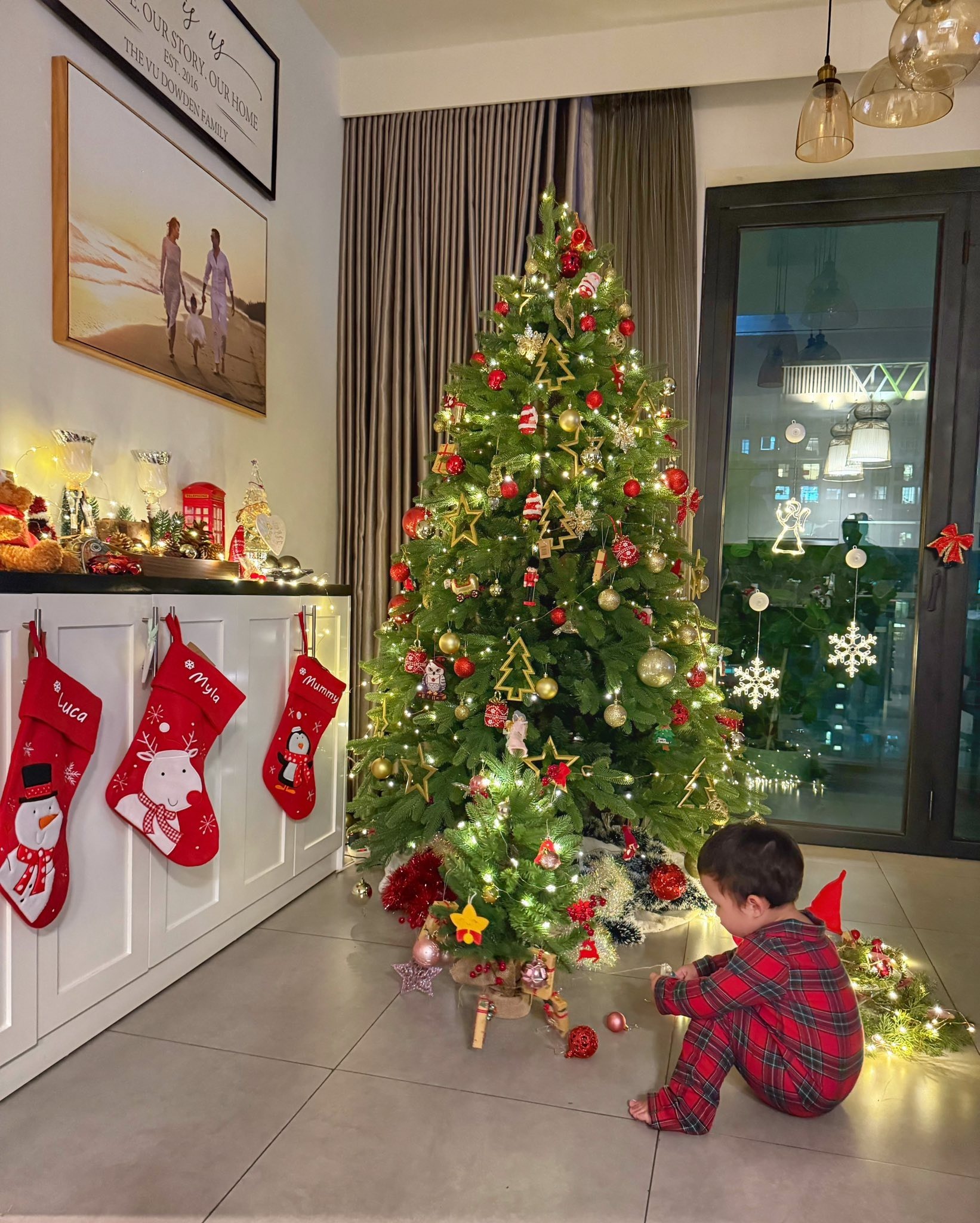 Sao Việt đ&oacute;n Gi&aacute;ng sinh: Decor kh&ocirc;ng gian như cổ t&iacute;ch, ri&ecirc;ng nh&agrave; Jun Phạm qu&aacute; chữa l&agrave;nh- Ảnh 19.