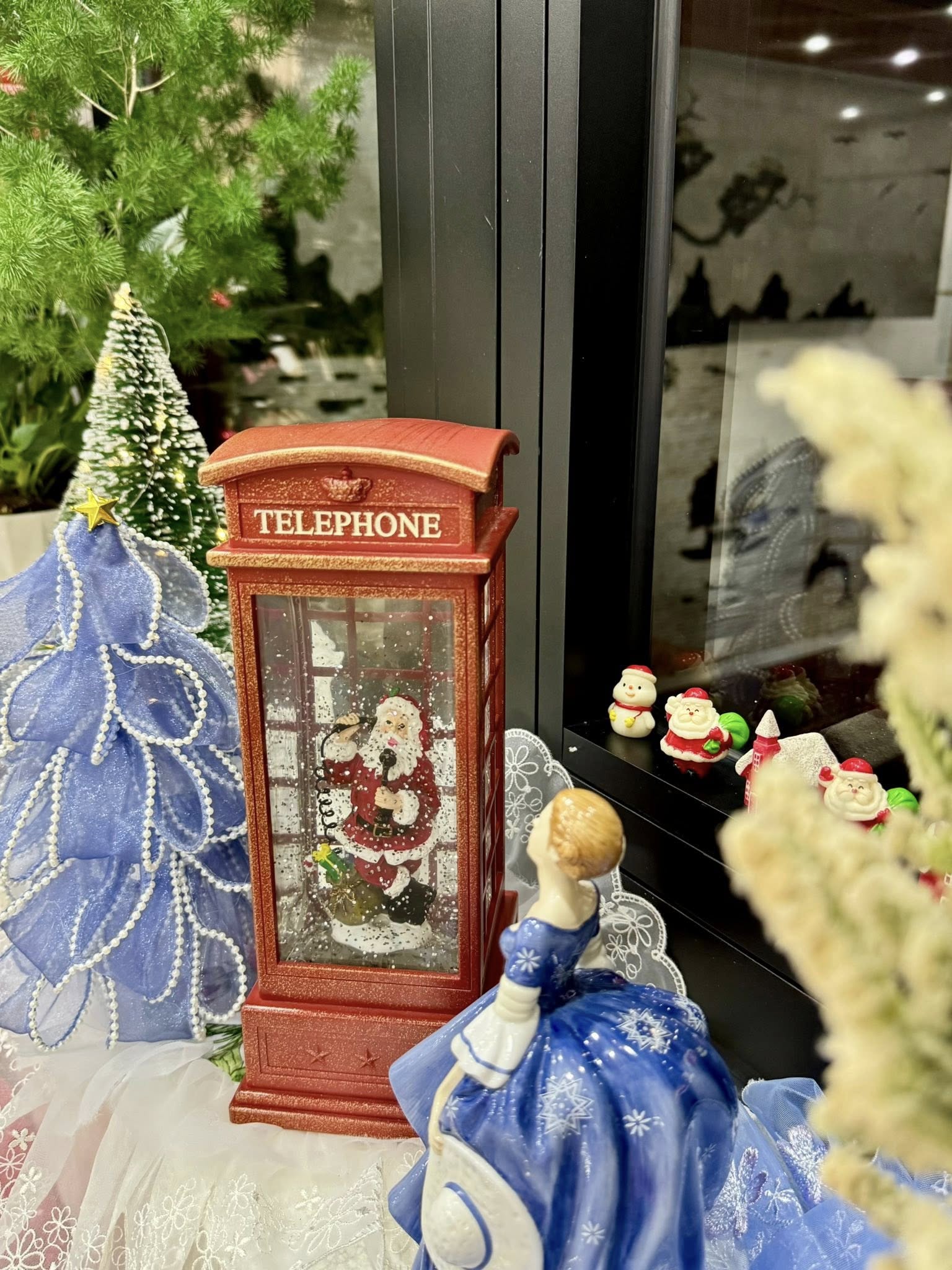 Tiệc Gi&aacute;ng sinh tone m&agrave;u lạ mắt mẹ Quảng Ninh thiết kế ri&ecirc;ng, 2 em b&eacute; xu&yacute;t xoa th&iacute;ch th&uacute;- Ảnh 14.