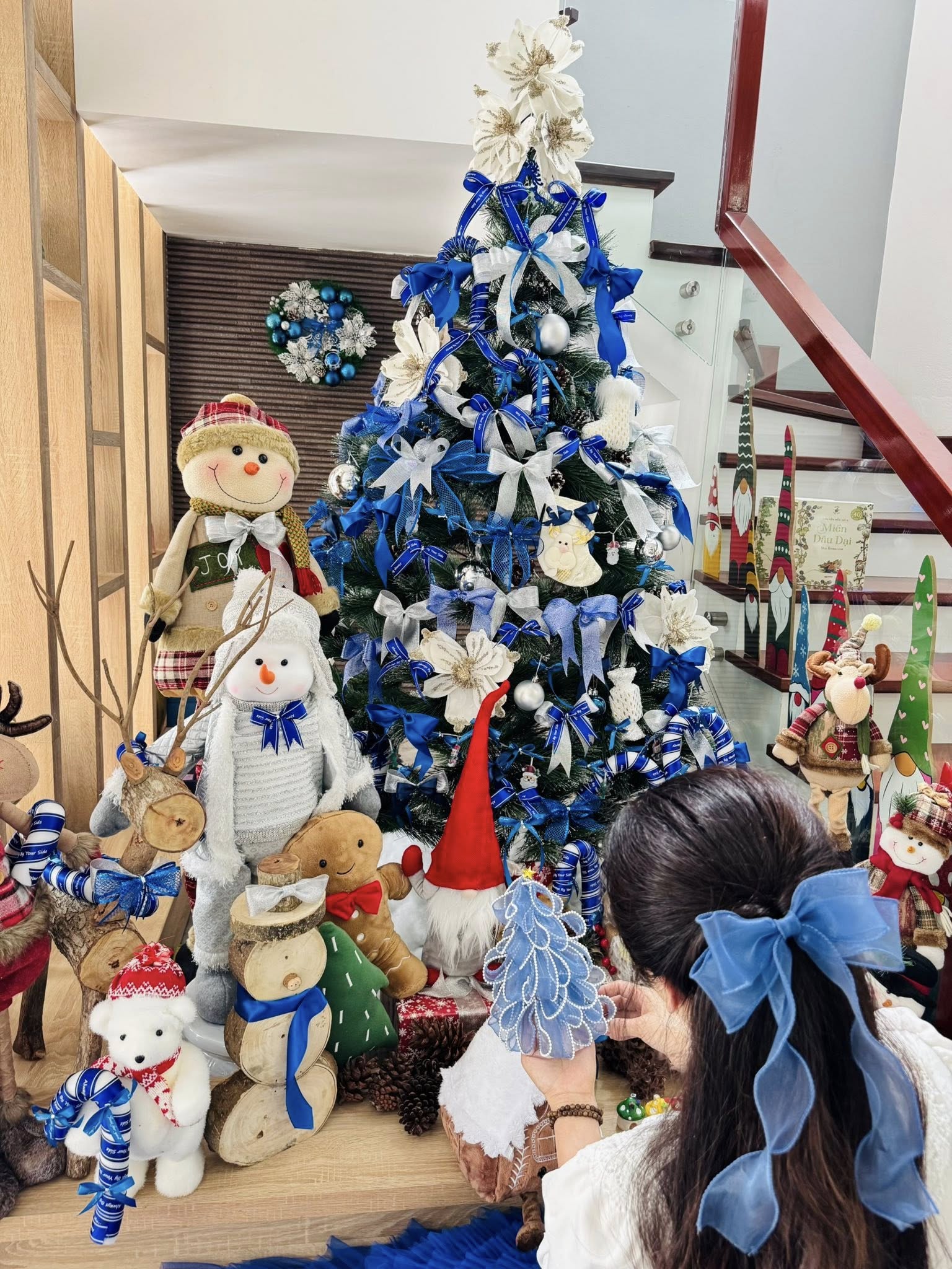 Tiệc Gi&aacute;ng sinh tone m&agrave;u lạ mắt mẹ Quảng Ninh thiết kế ri&ecirc;ng, 2 em b&eacute; xu&yacute;t xoa th&iacute;ch th&uacute;- Ảnh 7.