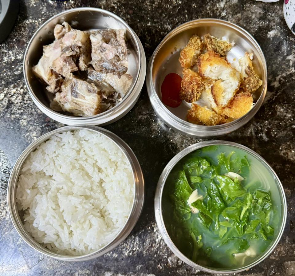 Bữa cơm của học sinh H&agrave; Nội bỗng g&acirc;y sốt MXH: Thực đơn kh&ocirc;ng cầu kỳ nhưng đ&uacute;ng chuẩn "mỹ vị nh&acirc;n gian"- Ảnh 4.