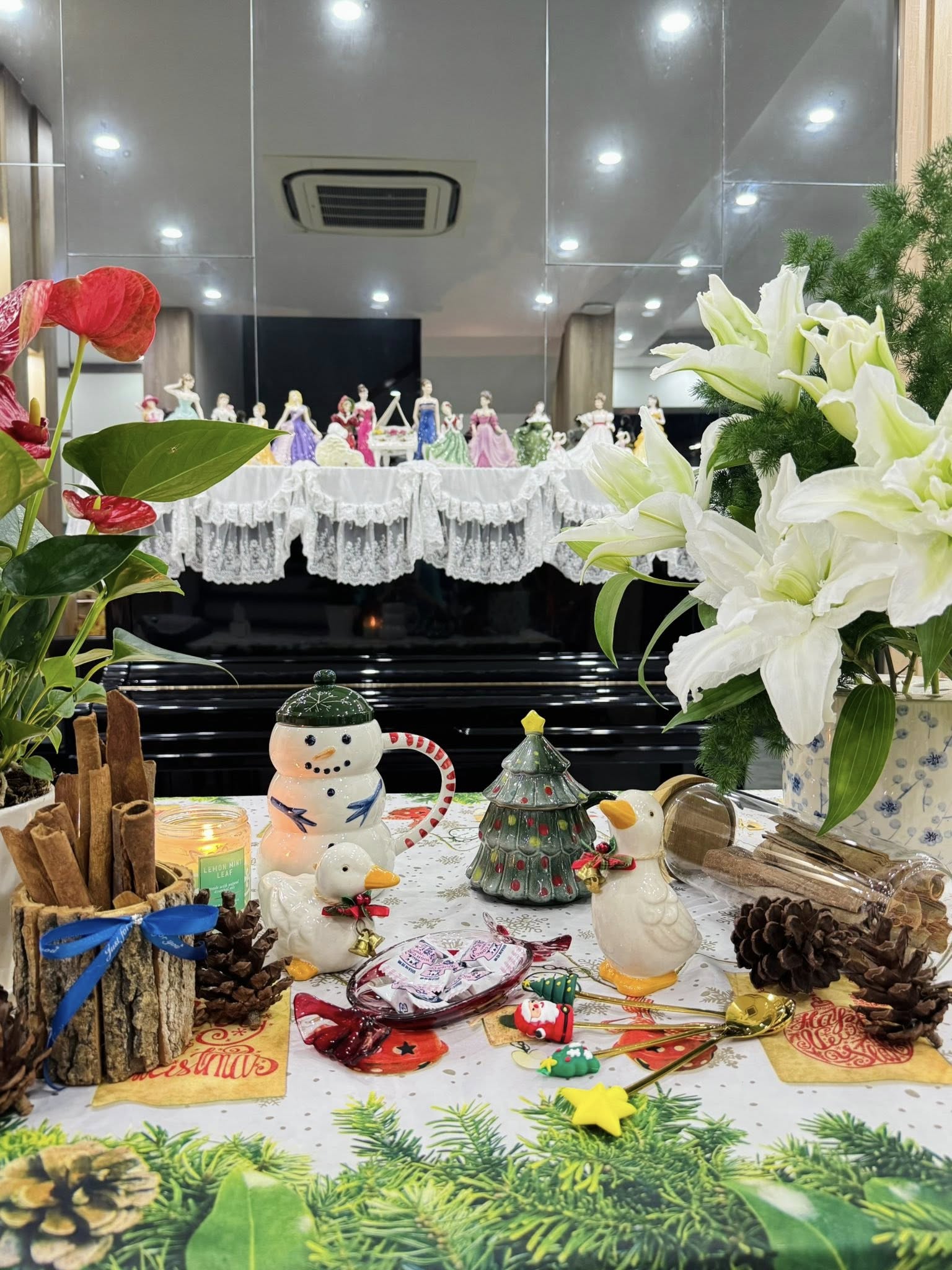 Tiệc Gi&aacute;ng sinh tone m&agrave;u lạ mắt mẹ Quảng Ninh thiết kế ri&ecirc;ng, 2 em b&eacute; xu&yacute;t xoa th&iacute;ch th&uacute;- Ảnh 5.