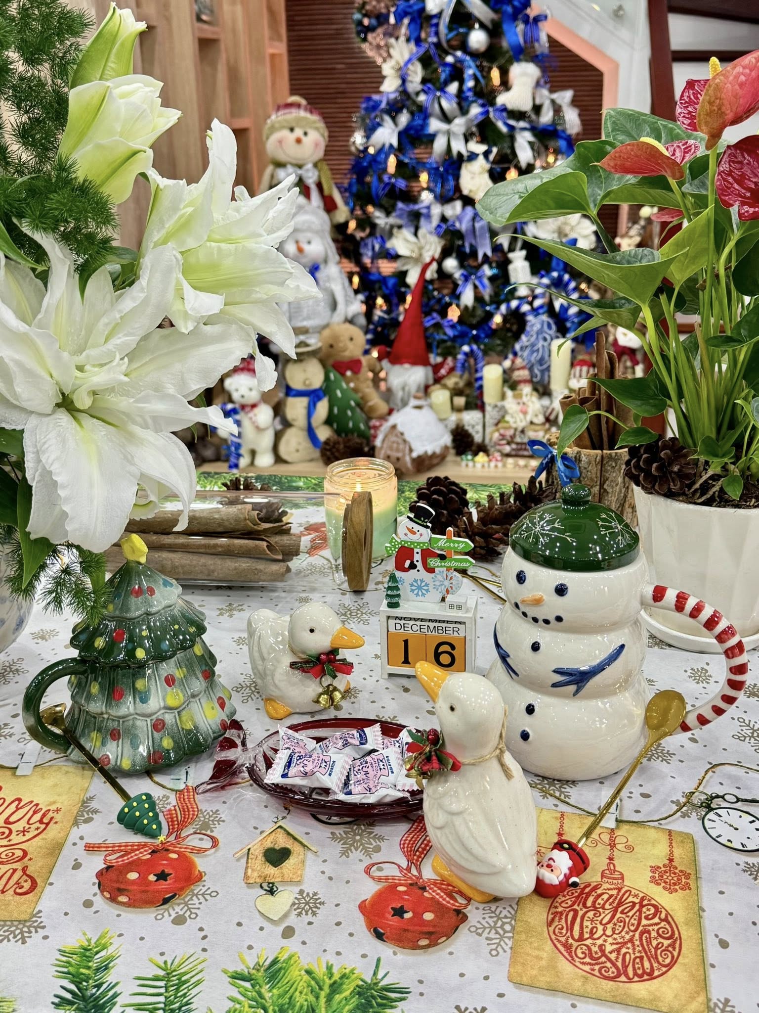 Tiệc Gi&aacute;ng sinh tone m&agrave;u lạ mắt mẹ Quảng Ninh thiết kế ri&ecirc;ng, 2 em b&eacute; xu&yacute;t xoa th&iacute;ch th&uacute;- Ảnh 10.