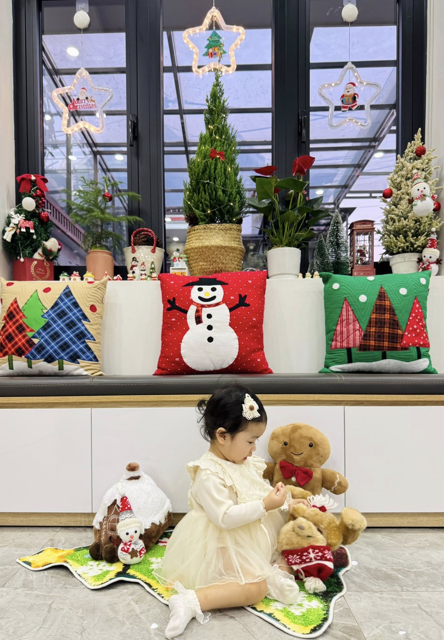 Tiệc Gi&aacute;ng sinh tone m&agrave;u lạ mắt mẹ Quảng Ninh thiết kế ri&ecirc;ng, 2 em b&eacute; xu&yacute;t xoa th&iacute;ch th&uacute;- Ảnh 4.