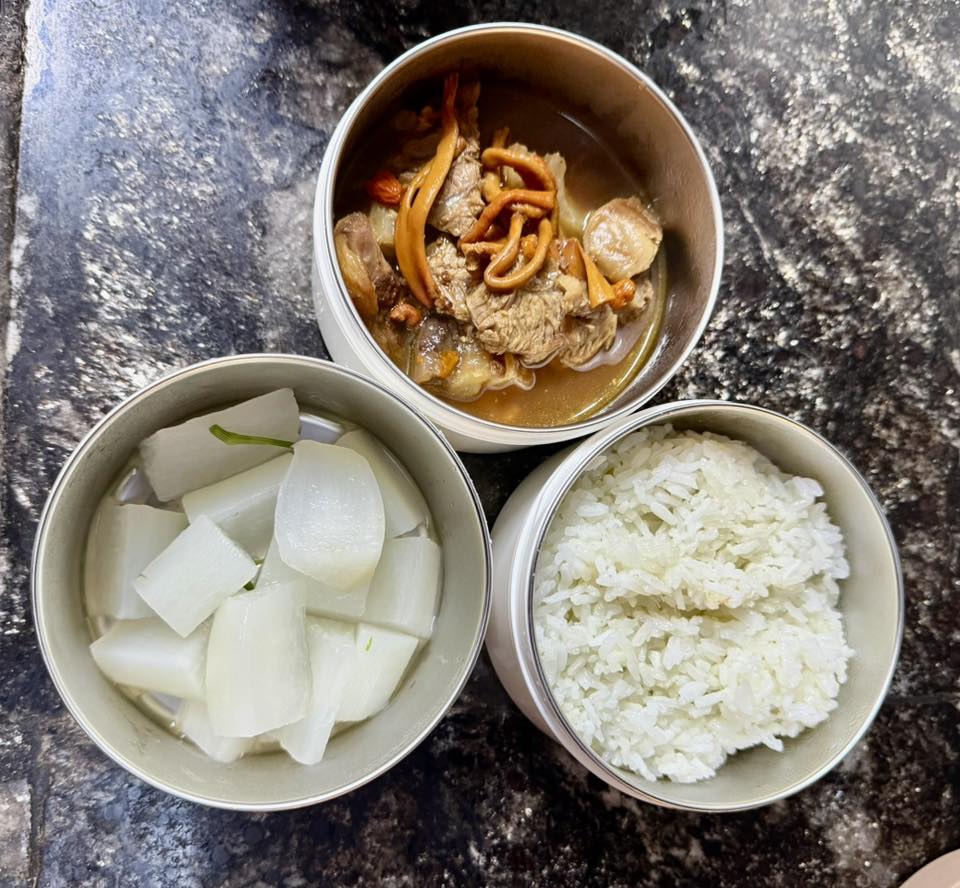 Bữa cơm của học sinh H&agrave; Nội bỗng g&acirc;y sốt MXH: Thực đơn kh&ocirc;ng cầu kỳ nhưng đ&uacute;ng chuẩn "mỹ vị nh&acirc;n gian"- Ảnh 6.