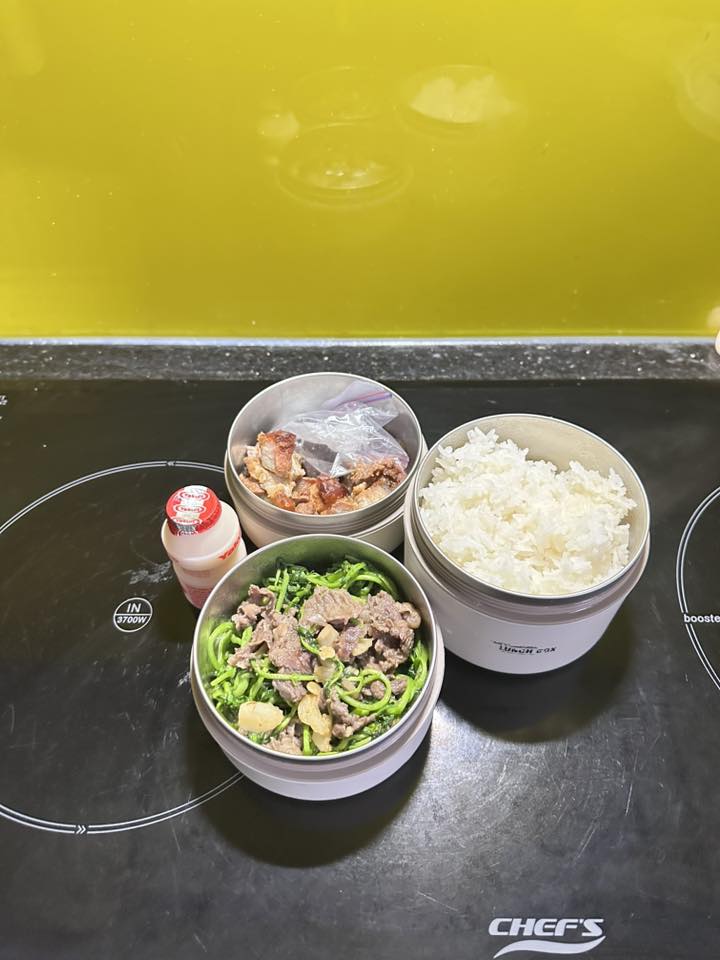 Bữa cơm của học sinh H&agrave; Nội bỗng g&acirc;y sốt MXH: Thực đơn kh&ocirc;ng cầu kỳ nhưng đ&uacute;ng chuẩn "mỹ vị nh&acirc;n gian"- Ảnh 2.