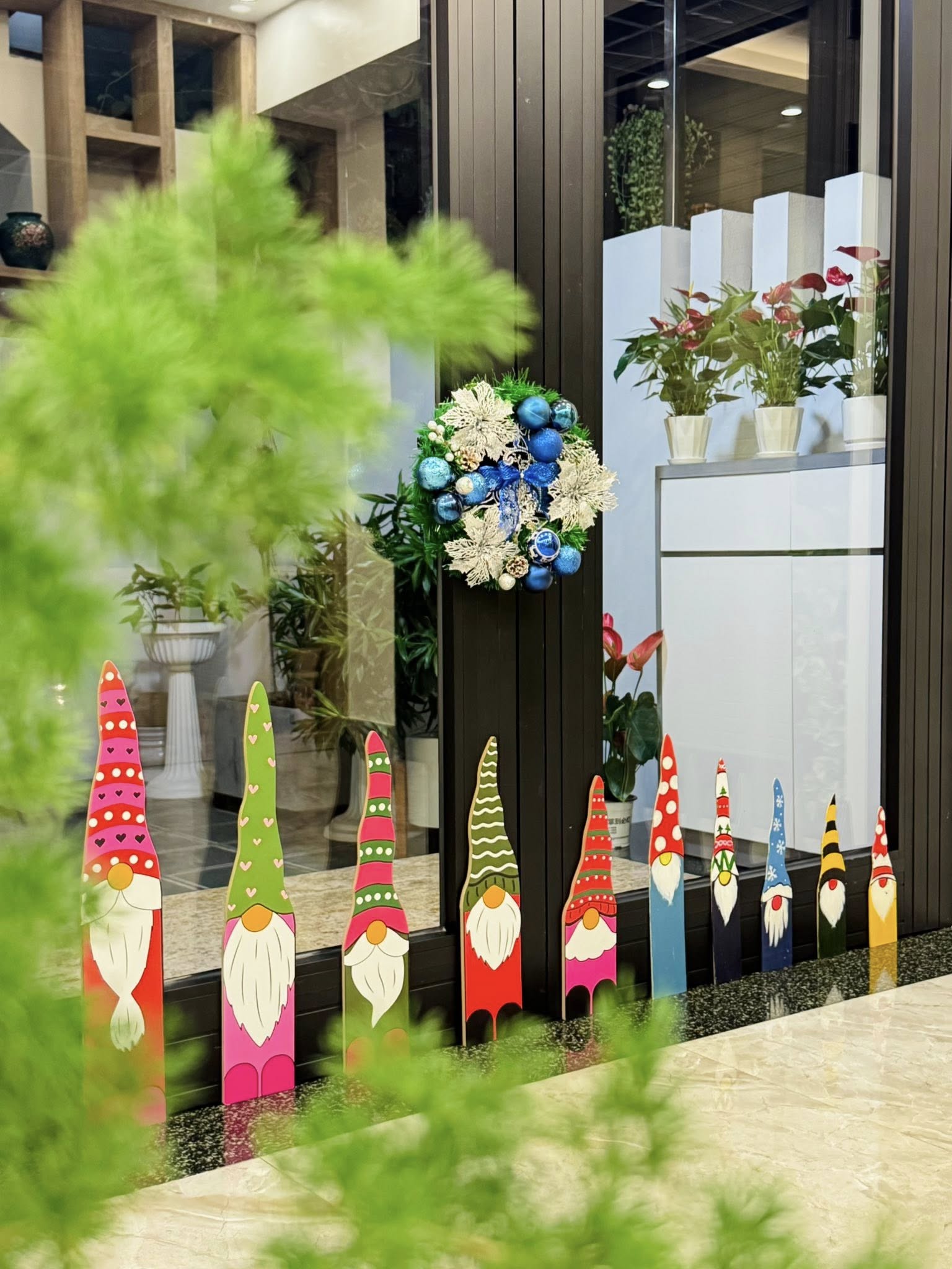 Tiệc Gi&aacute;ng sinh tone m&agrave;u lạ mắt mẹ Quảng Ninh thiết kế ri&ecirc;ng, 2 em b&eacute; xu&yacute;t xoa th&iacute;ch th&uacute;- Ảnh 1.