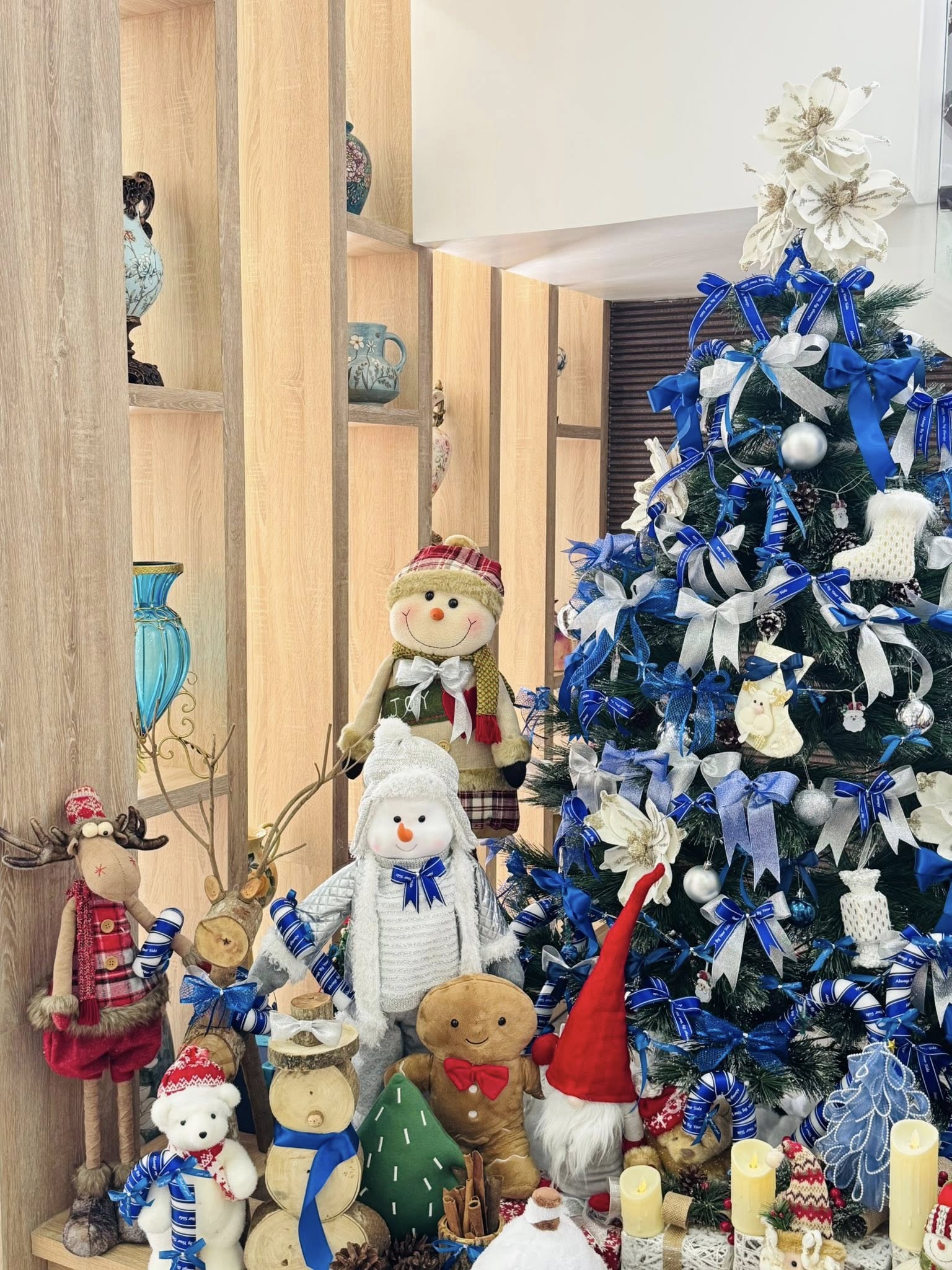 Tiệc Gi&aacute;ng sinh tone m&agrave;u lạ mắt mẹ Quảng Ninh thiết kế ri&ecirc;ng, 2 em b&eacute; xu&yacute;t xoa th&iacute;ch th&uacute;- Ảnh 13.