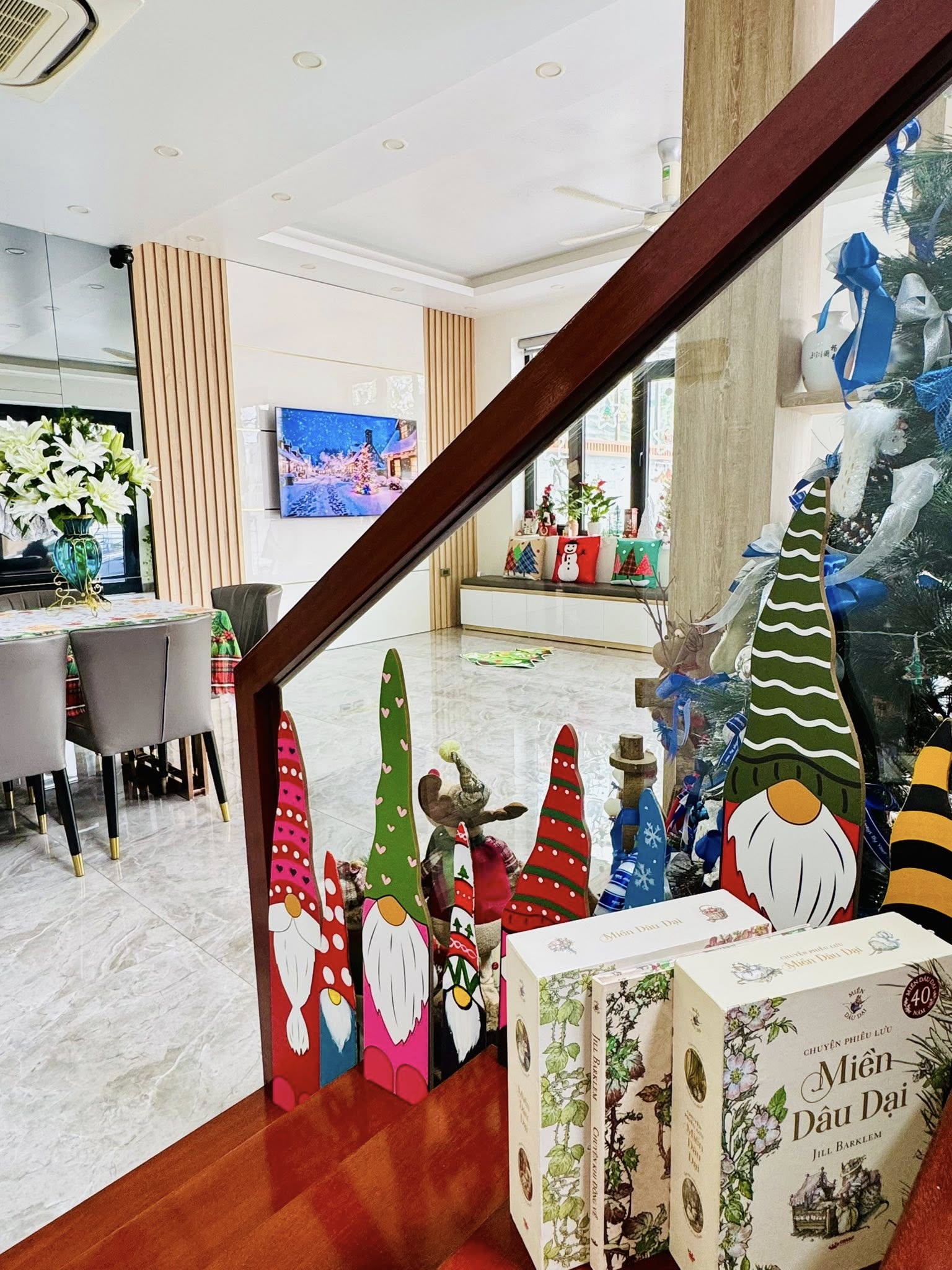 Tiệc Gi&aacute;ng sinh tone m&agrave;u lạ mắt mẹ Quảng Ninh thiết kế ri&ecirc;ng, 2 em b&eacute; xu&yacute;t xoa th&iacute;ch th&uacute;- Ảnh 6.