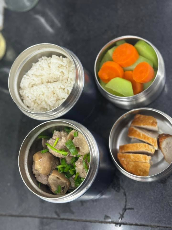 Bữa cơm của học sinh H&agrave; Nội bỗng g&acirc;y sốt MXH: Thực đơn kh&ocirc;ng cầu kỳ nhưng đ&uacute;ng chuẩn "mỹ vị nh&acirc;n gian"- Ảnh 11.