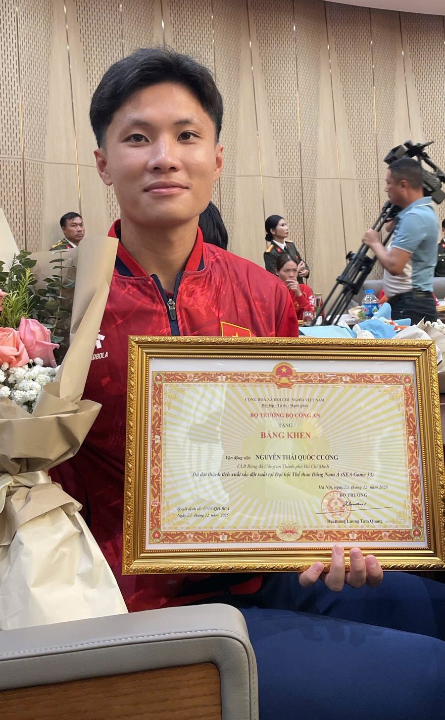 D&agrave;n hotboy U22 Việt Nam nhận bằng khen của Bộ C&ocirc;ng an sau th&agrave;nh t&iacute;ch HCV SEA Games 33, Đ&igrave;nh Bắc khoe 