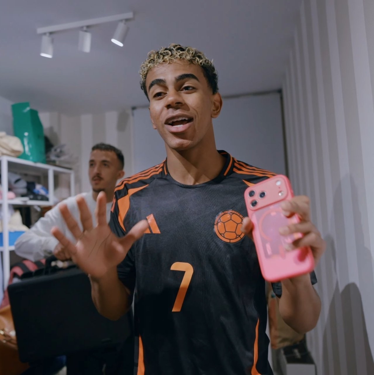 Chuyện t&igrave;nh "ngang tr&aacute;i" của Lamine Yamal: Nhận tiền tấn từ OPPO nhưng "l&eacute;n l&uacute;t" hướng về iPhone- Ảnh 1.