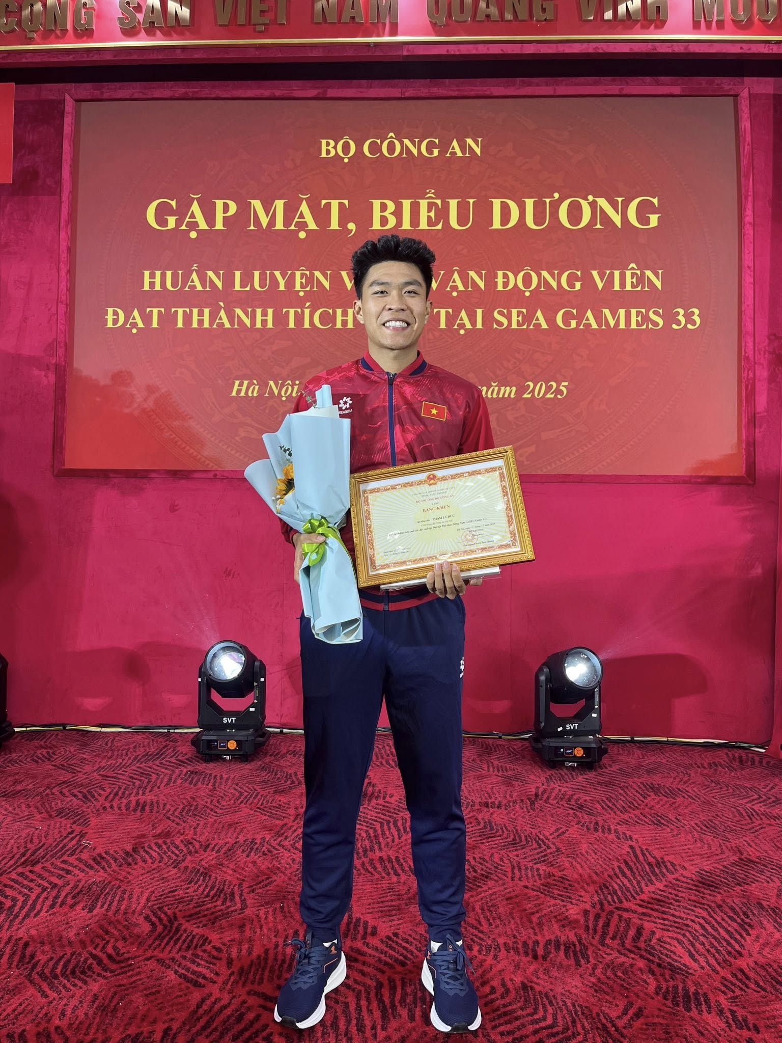D&agrave;n hotboy U22 Việt Nam nhận bằng khen của Bộ C&ocirc;ng an sau th&agrave;nh t&iacute;ch HCV SEA Games 33, Đ&igrave;nh Bắc khoe 