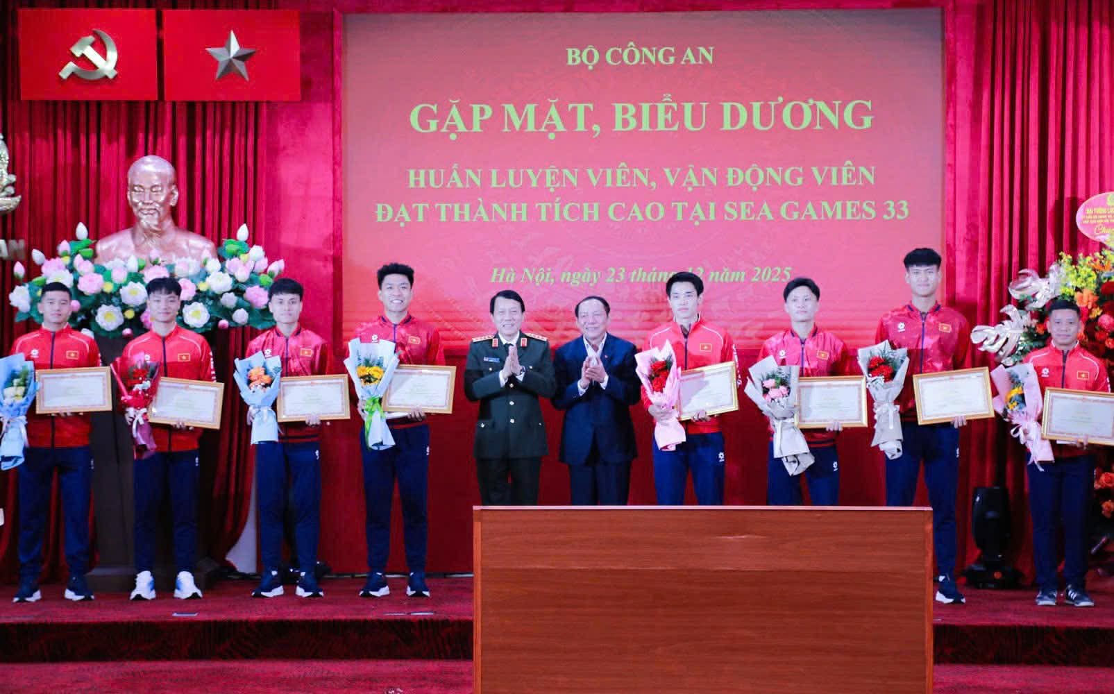 D&agrave;n hotboy U22 Việt Nam nhận bằng khen của Bộ C&ocirc;ng an sau th&agrave;nh t&iacute;ch HCV SEA Games 33, Đ&igrave;nh Bắc khoe 