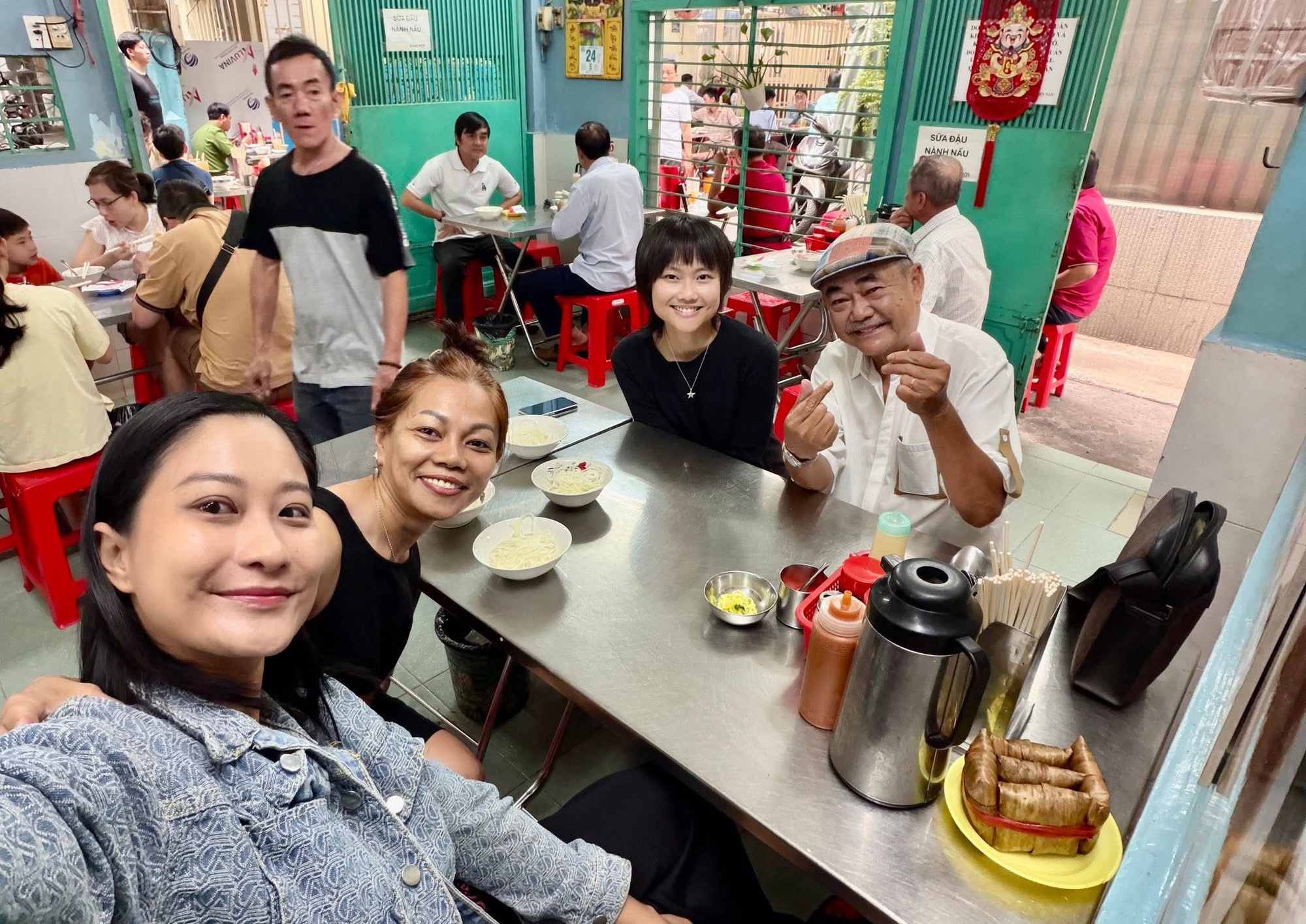 Diễn vi&ecirc;n Việt Anh c&ugrave;ng bạn g&aacute;i mới k&eacute;m 30 tuổi gặp lại vợ cũ, khoảnh khắc check-in l&agrave;m r&otilde; mối quan hệ- Ảnh 2.